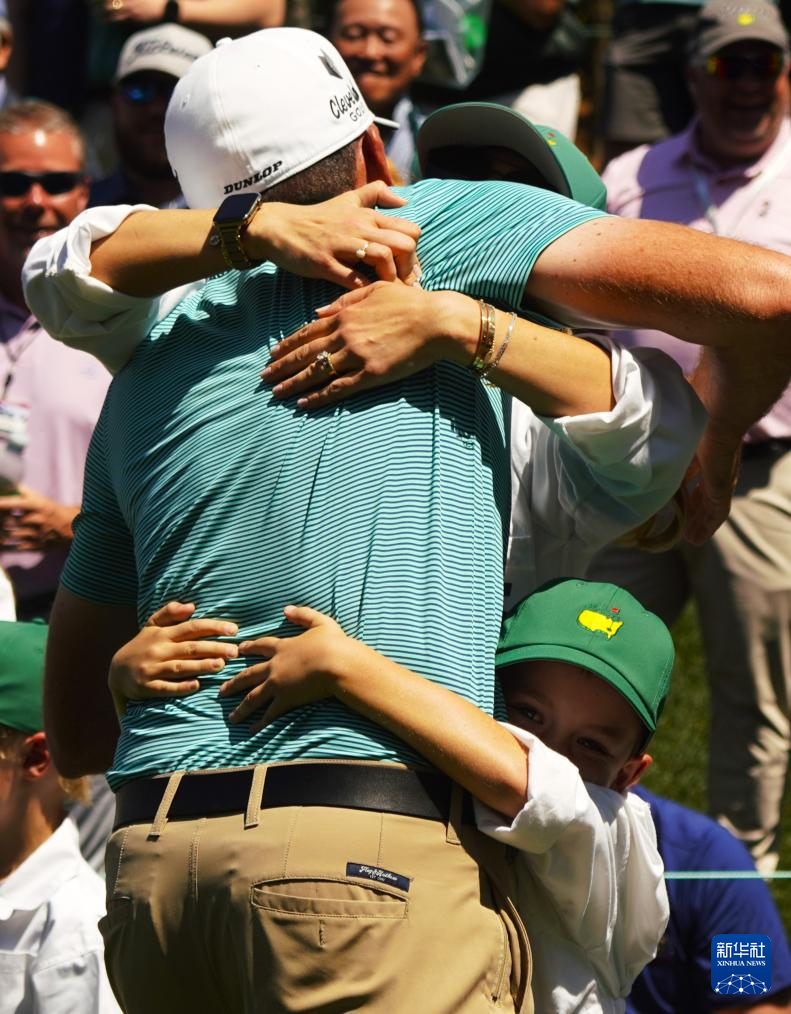 关于场面火爆!高尔夫观众席沸腾不已的信息 关于场面火爆!高尔夫观众席沸腾不已的信息