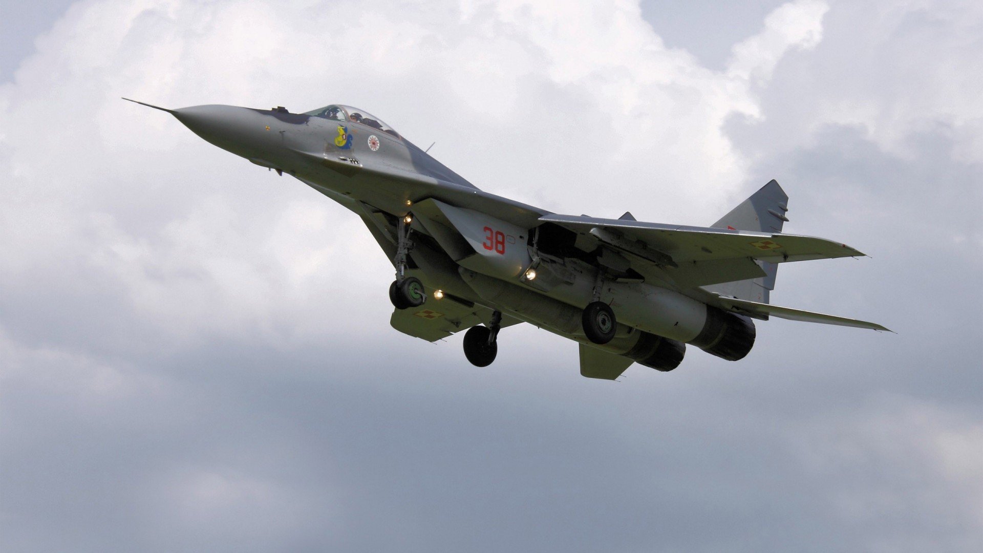 双线战火,F1赛道上的魔术师与新疆的午夜谜局