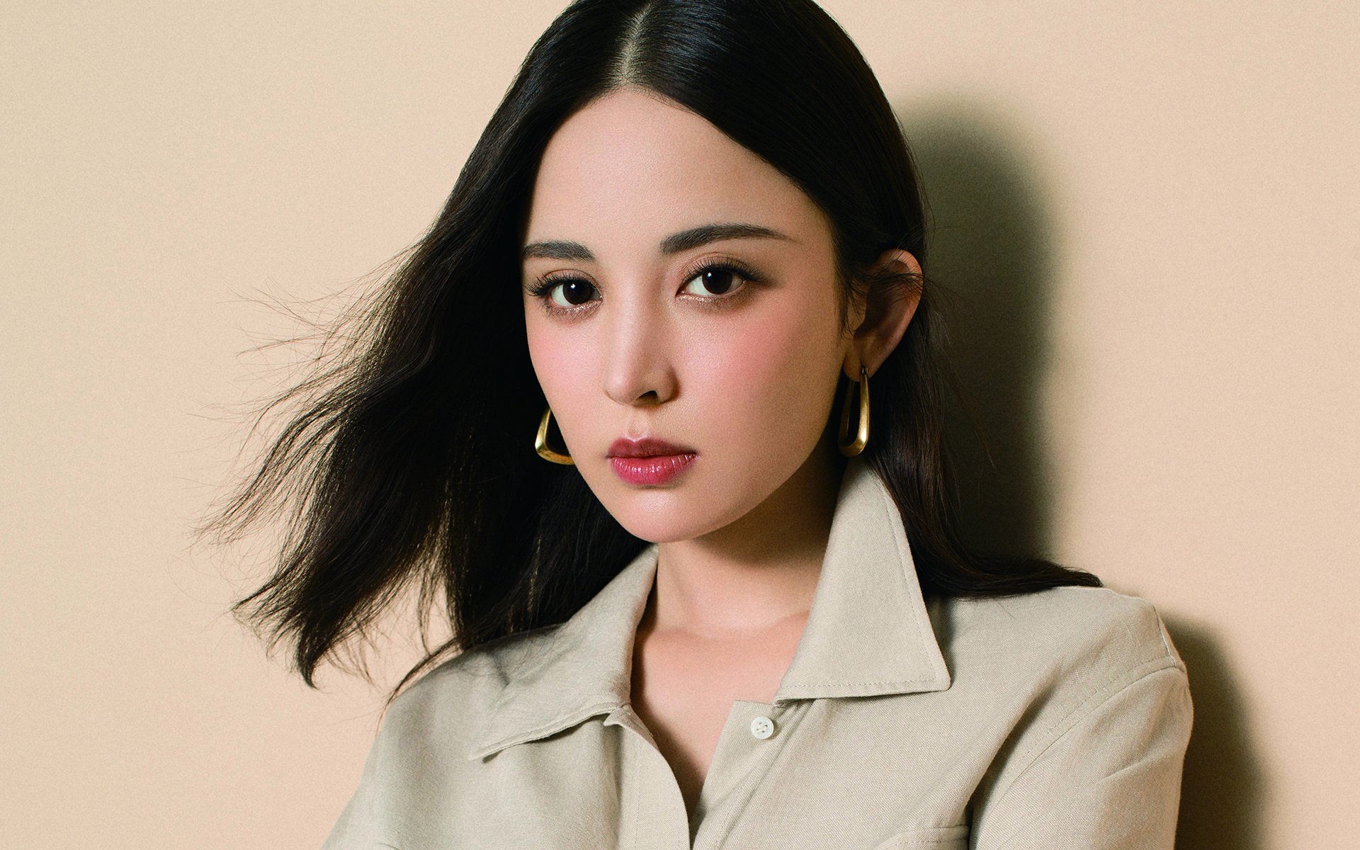 绿茵寸土必争，球场分秒鏖战